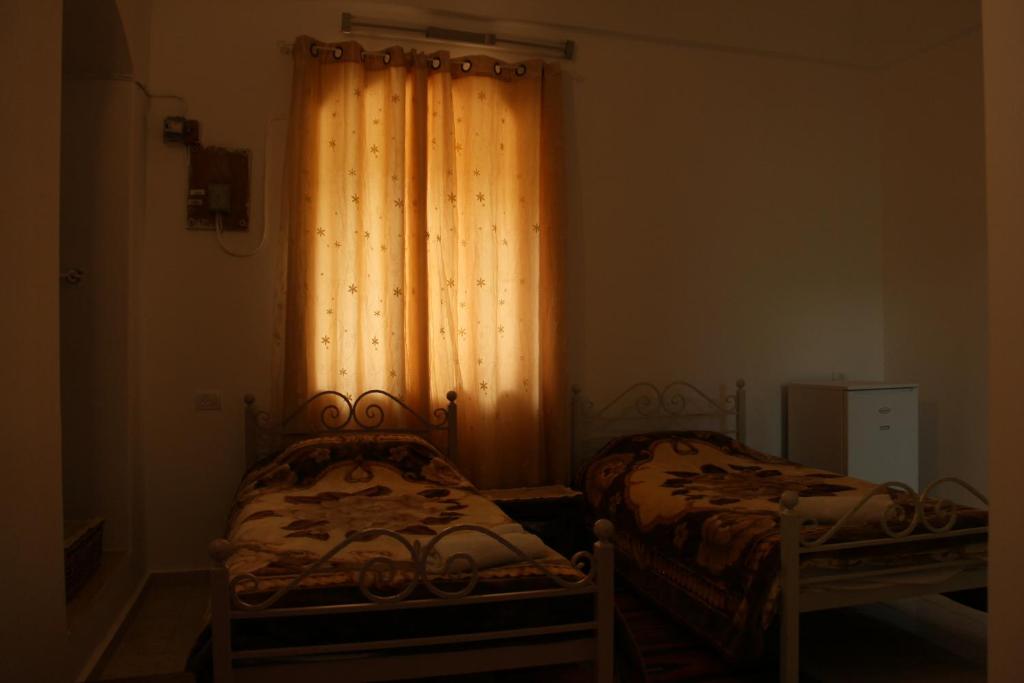 Postel nebo postele na pokoji v ubytování Hosh Al Subbar