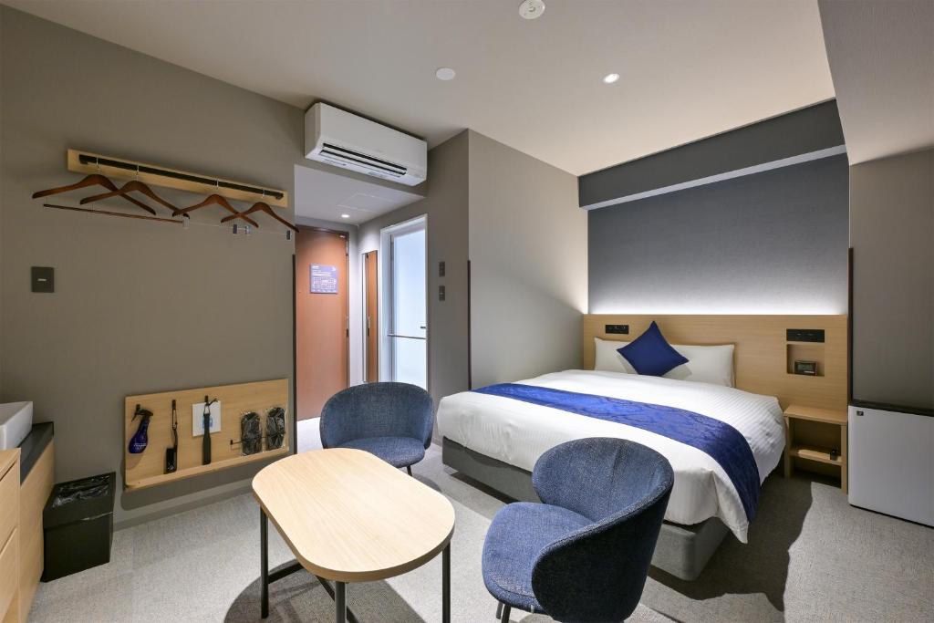 Postel nebo postele na pokoji v ubytování HOTEL R9 Premium Ichikawaekimae