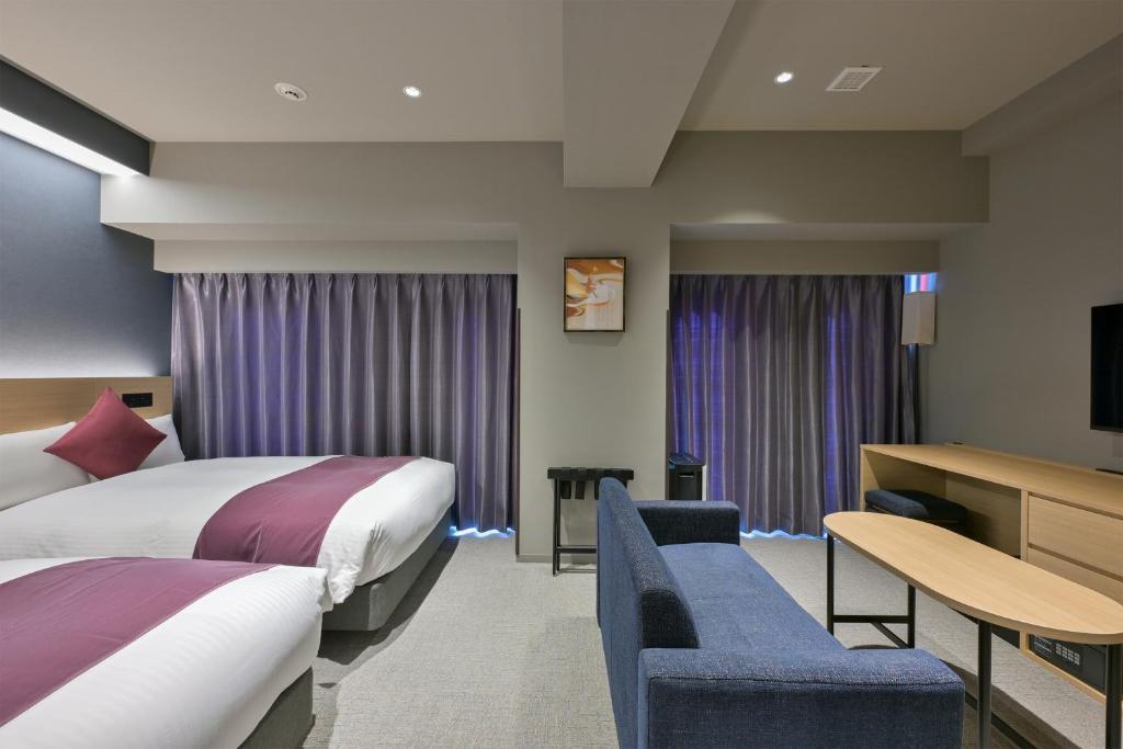 Postel nebo postele na pokoji v ubytování HOTEL R9 Premium Ichikawaekimae