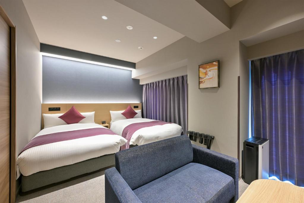 Postel nebo postele na pokoji v ubytování HOTEL R9 Premium Ichikawaekimae