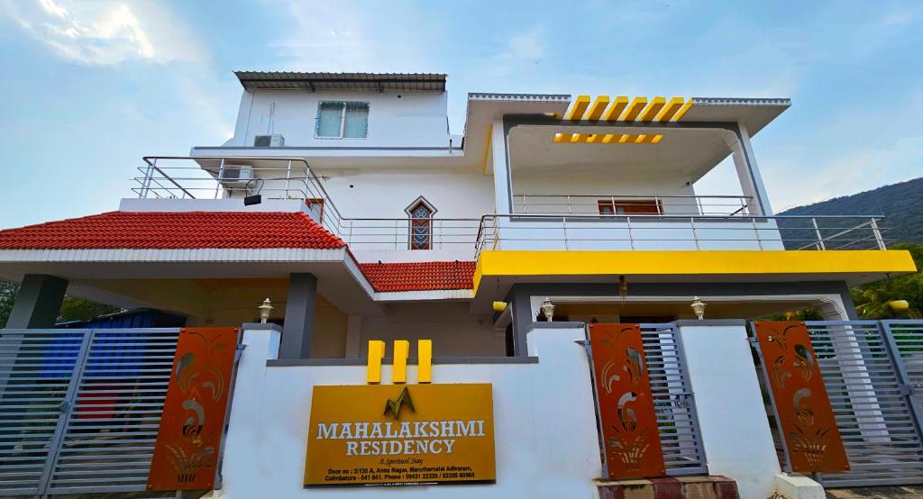 コインバトールにあるMahalakshmi Residencyの前に看板がある建物