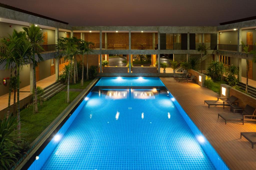 una piscina coperta in un hotel di notte di Sansuntree a Lamphun
