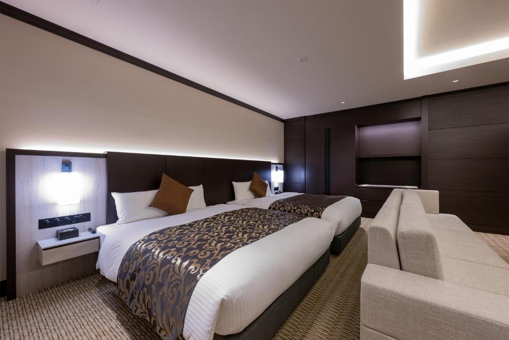 Postel nebo postele na pokoji v ubytování HOTEL R9 Premium Ichikawaekimae