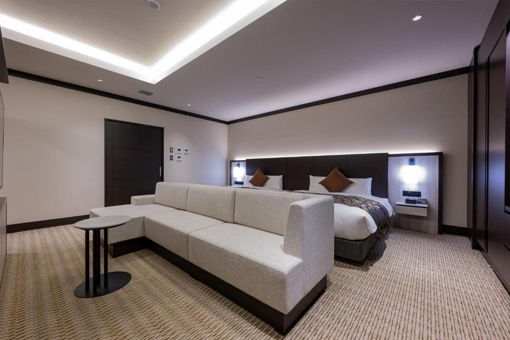 Postel nebo postele na pokoji v ubytování HOTEL R9 Premium Ichikawaekimae