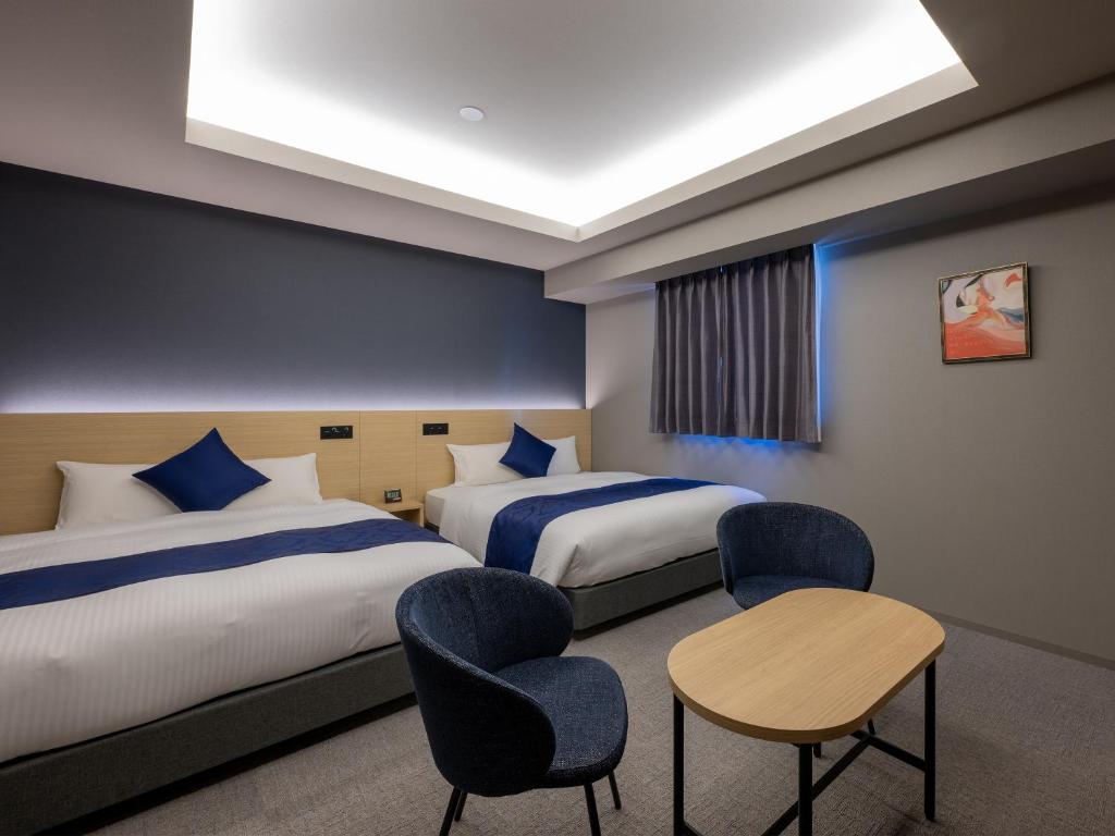 Postel nebo postele na pokoji v ubytování HOTEL R9 Premium Ichikawaekimae