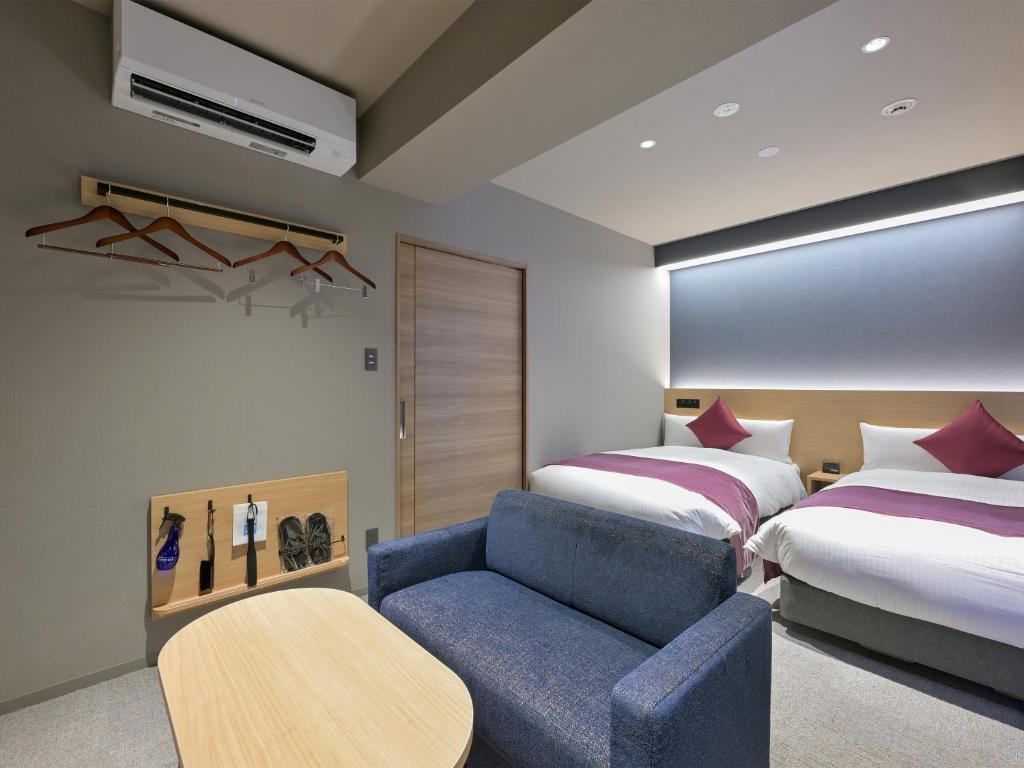 Postel nebo postele na pokoji v ubytování HOTEL R9 Premium Ichikawaekimae