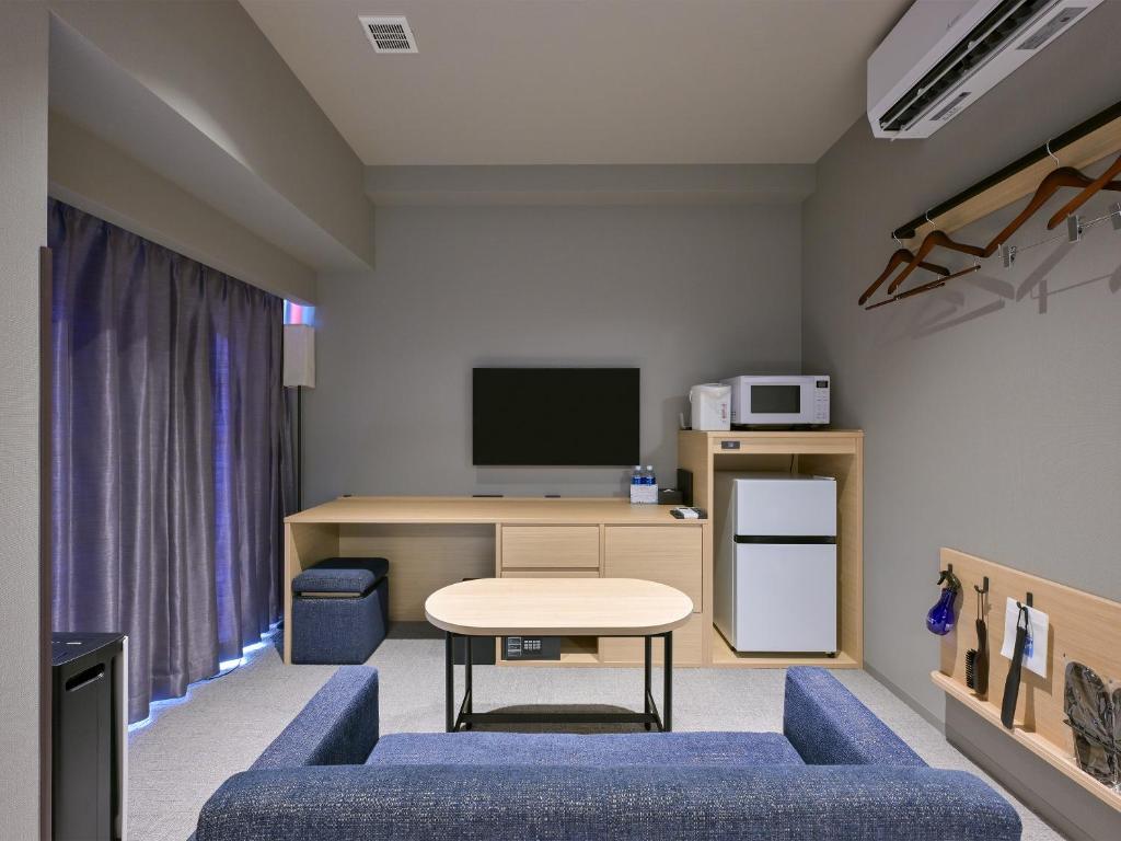 TV a/nebo společenská místnost v ubytování HOTEL R9 Premium Ichikawaekimae