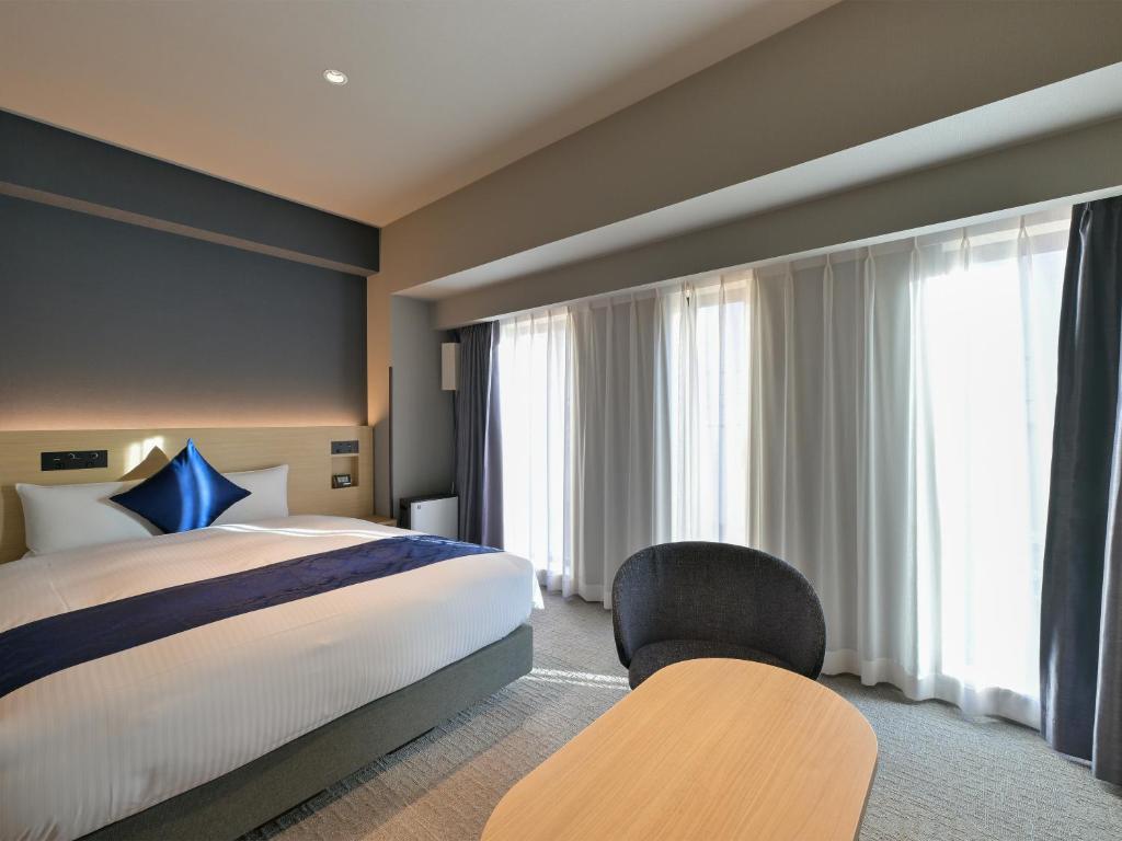 Postel nebo postele na pokoji v ubytování HOTEL R9 Premium Ichikawaekimae