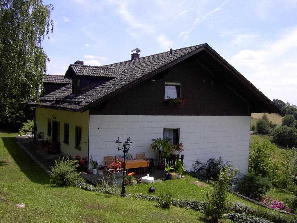 a small white house with a black roof at Seidl's Ilztalfewo in Witzmannsberg