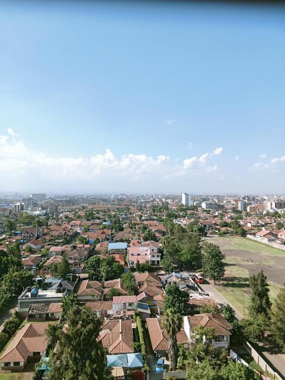Nespecifikovaný výhled na destinaci Nairobi nebo výhled na město při pohledu z kapslového hotelu