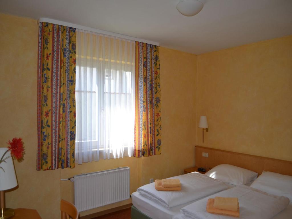Postel nebo postele na pokoji v ubytování Hotel-Gasthof Rotes Roß