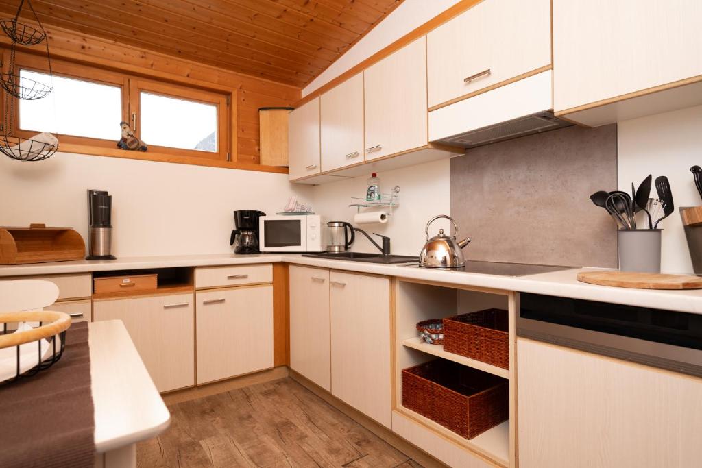 Kuchyň nebo kuchyňský kout v ubytování Auszeit-Oetztal