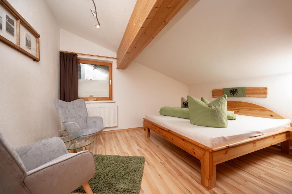 Postel nebo postele na pokoji v ubytování Auszeit-Oetztal
