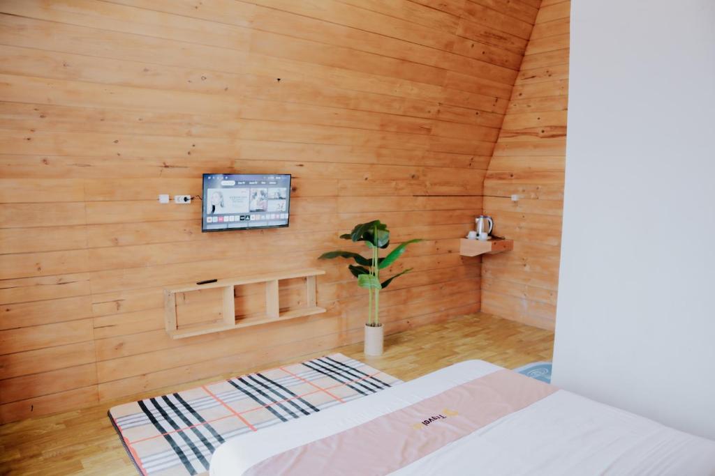 TV a/nebo společenská místnost v ubytování Sikunir Pondok Cabin By Travelink