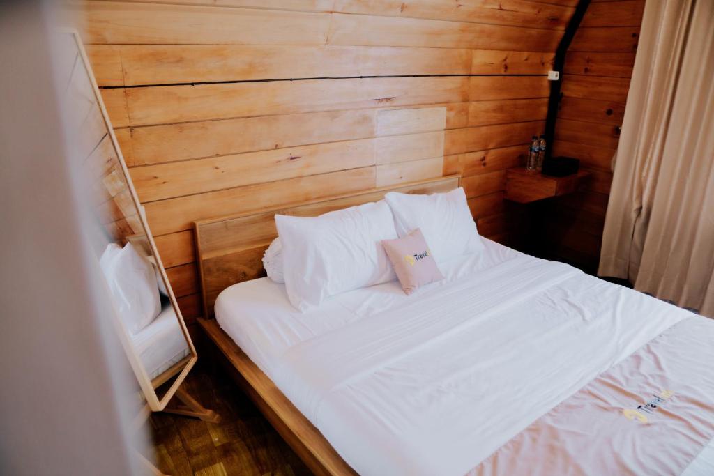 Postel nebo postele na pokoji v ubytování Sikunir Pondok Cabin By Travelink