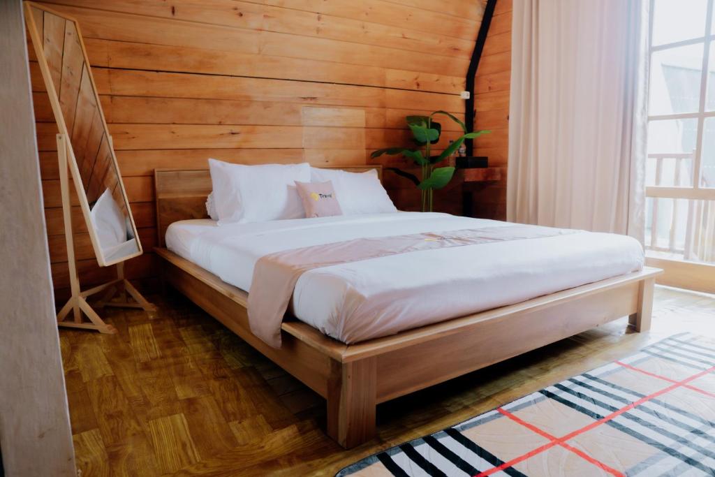 Postel nebo postele na pokoji v ubytování Sikunir Pondok Cabin By Travelink