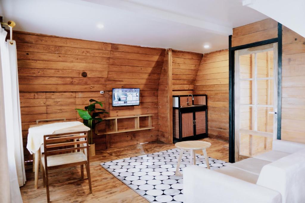 Postel nebo postele na pokoji v ubytování Sikunir Pondok Cabin By Travelink