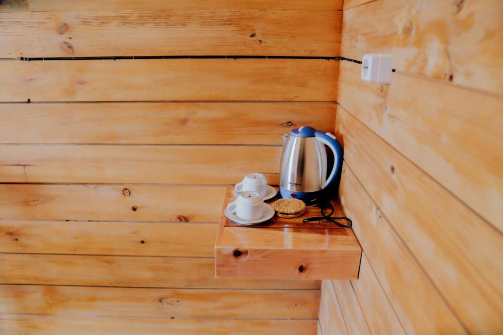Příslušenství pro přípravu čaje a kávy v ubytování Sikunir Pondok Cabin By Travelink