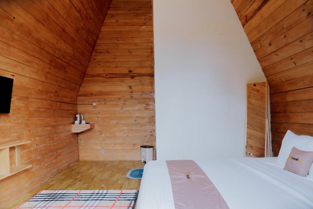 Postel nebo postele na pokoji v ubytování Sikunir Pondok Cabin By Travelink