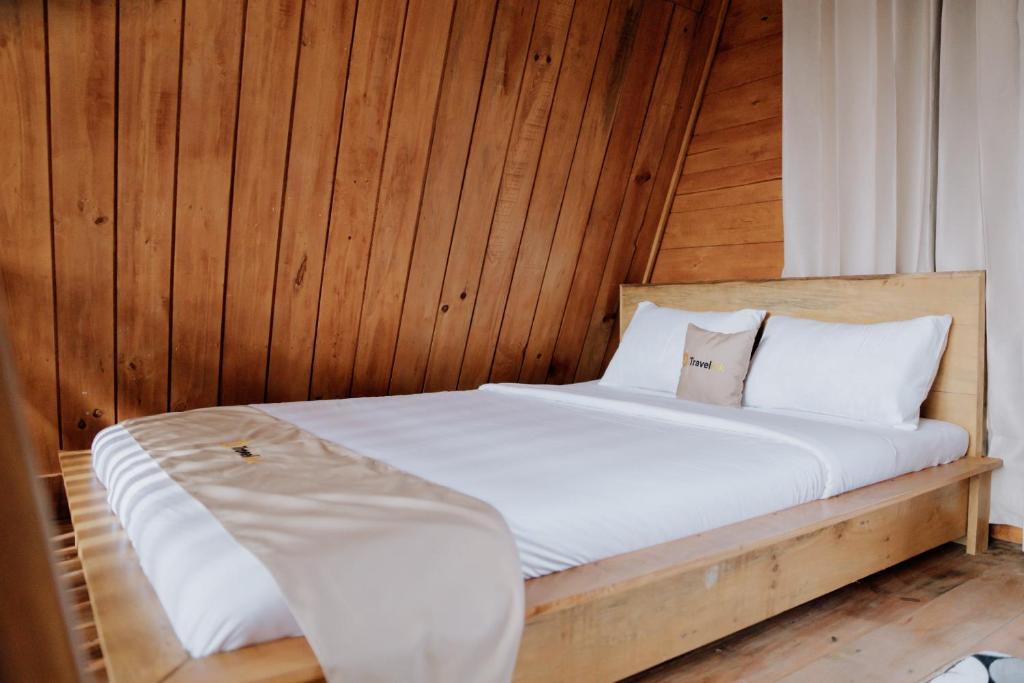 Postel nebo postele na pokoji v ubytování Sikunir Pondok Cabin By Travelink