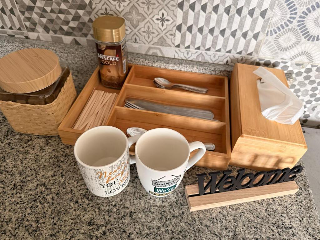 Příslušenství pro přípravu čaje a kávy v ubytování Premium Furnished studio
