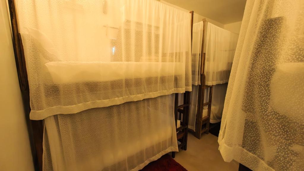 Postel nebo postele na pokoji v ubytování Sky's Surf Hostel