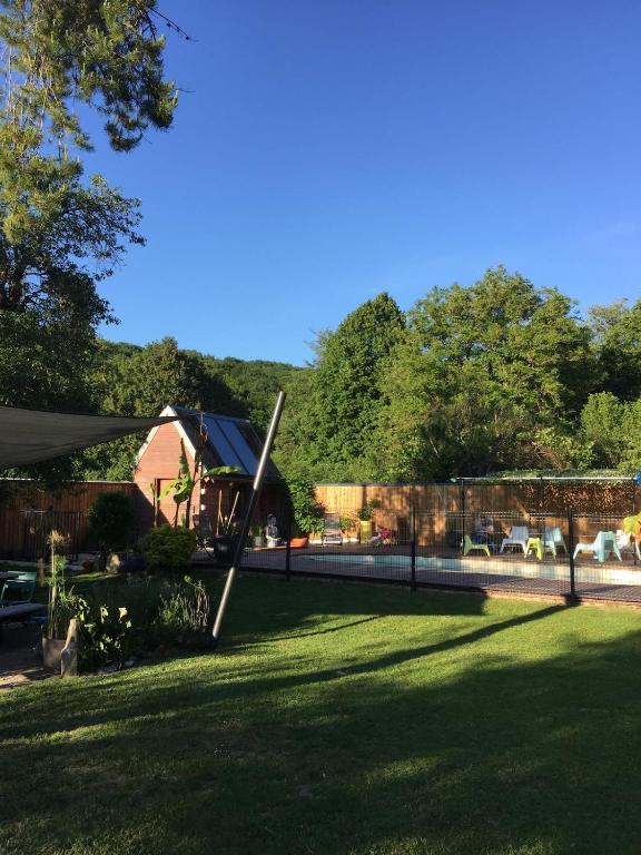 un pôle au milieu d'un champ d'herbe dans l'établissement Le Refuge de Valprofonde, à Villeneuve-sur-Yonne