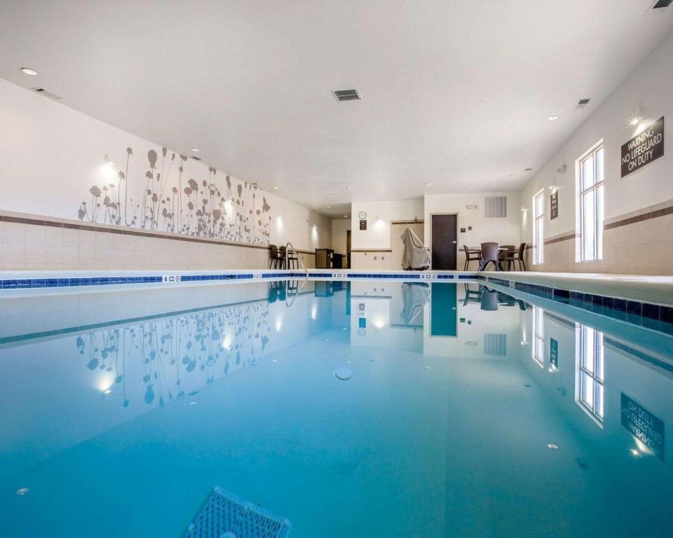 una piscina con agua azul en un edificio en Sleep Inn Cartersville, en Cartersville