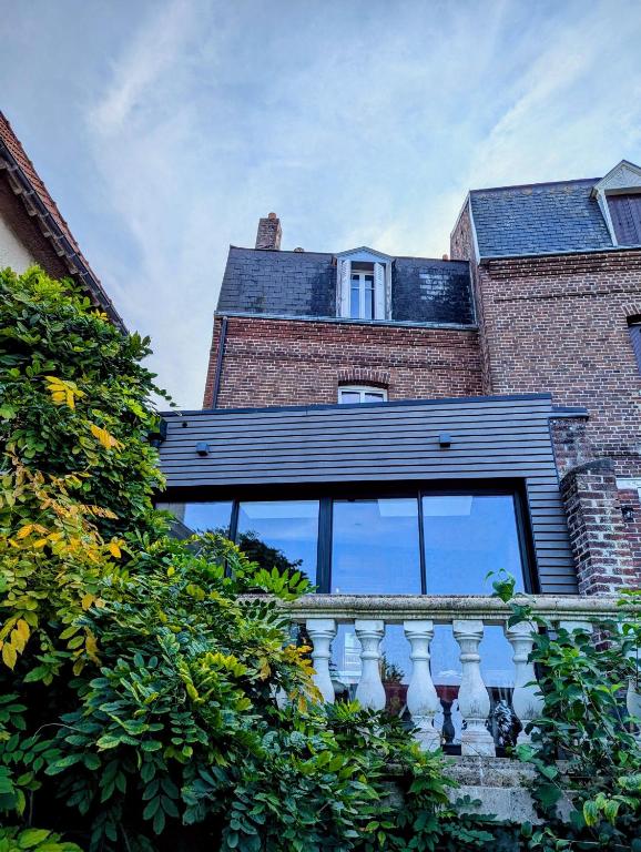 - un bâtiment avec un balcon et une fenêtre dans l'établissement Maison vue mer avec jardin - Villa Trabendo, au Tréport
