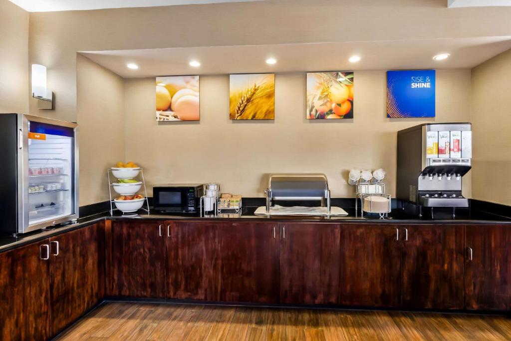 Comfort Suites Salem-Roanoke I-81 photo