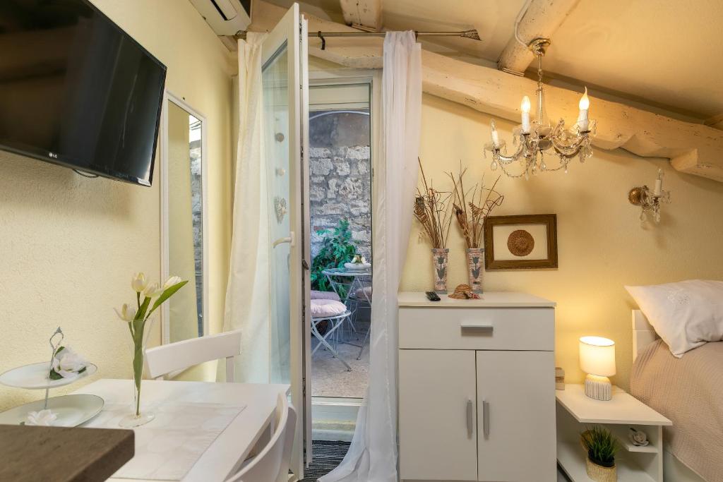Televízia a/alebo spoločenská miestnosť v ubytovaní Duplex Apartment Camelia in charming Old town