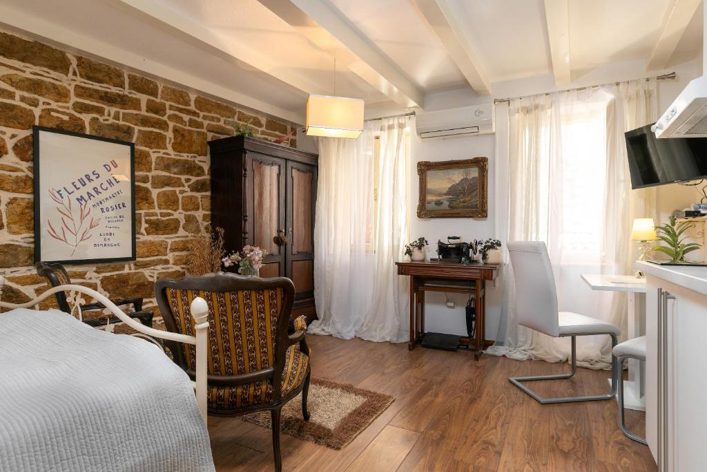 Televízia a/alebo spoločenská miestnosť v ubytovaní Duplex Apartment Camelia in charming Old town
