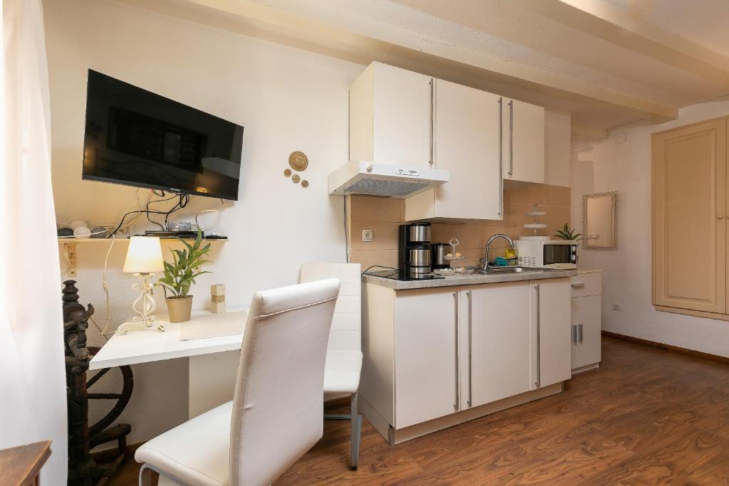 Kuchyňa alebo kuchynka v ubytovaní Duplex Apartment Camelia in charming Old town