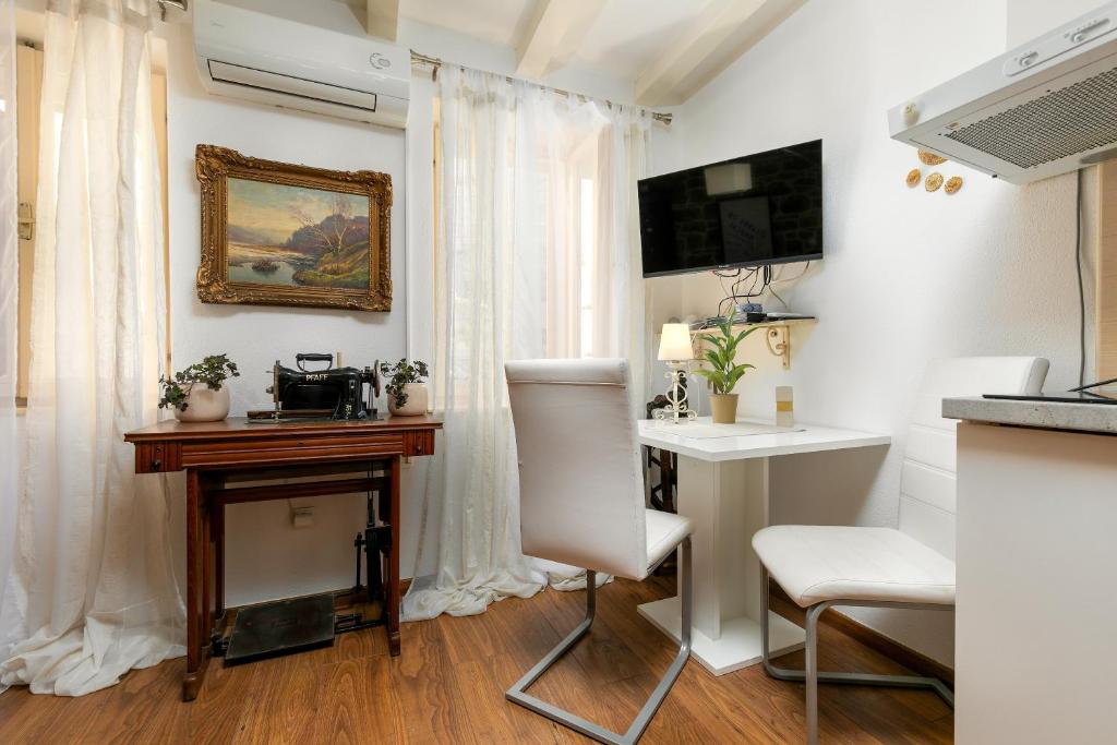 Televízia a/alebo spoločenská miestnosť v ubytovaní Duplex Apartment Camelia in charming Old town