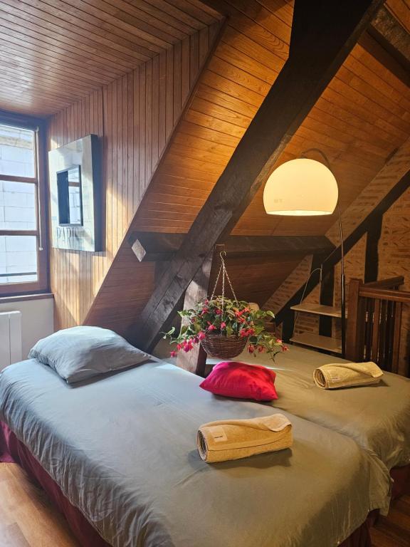 - une chambre avec 2 lits et des serviettes dans l'établissement Petit cocon chic et cosy, à Tours