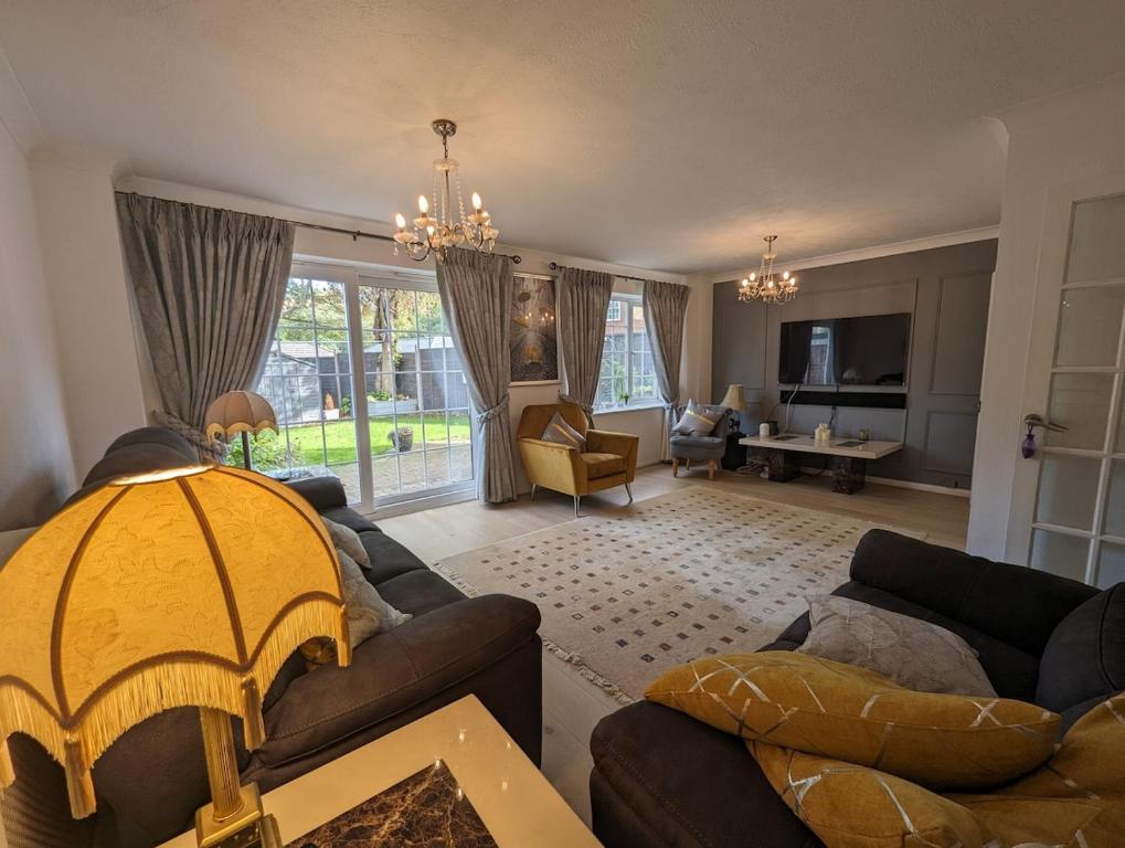 a living room with two couches and a table at Spacious 4 Bed Gem near East Croydon Station in South Norwood