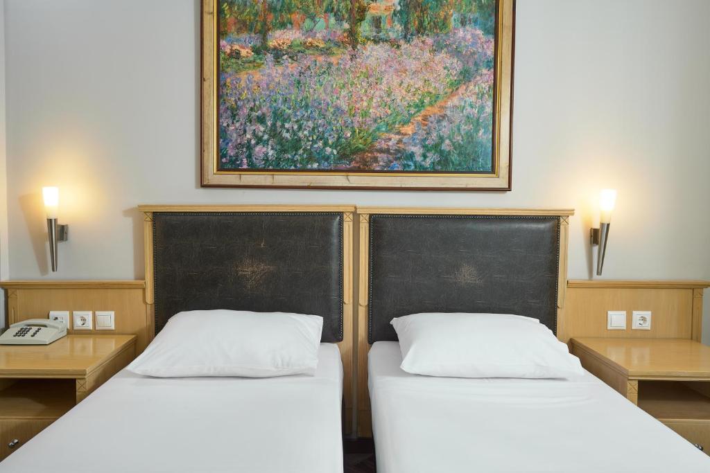 Postel nebo postele na pokoji v ubytování Iris Hotel