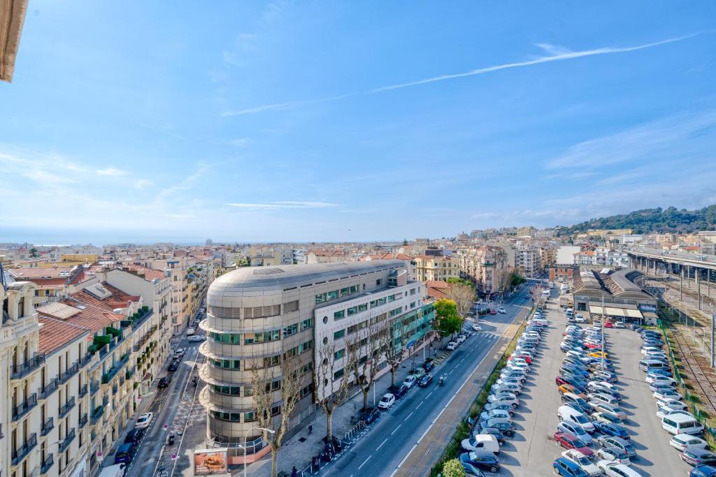 une vue aérienne sur une ville avec des voitures garées dans l'établissement Studio hypercentre gare, à Nice
