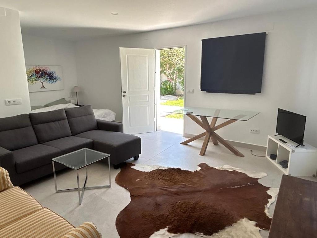 a living room with a couch and a table at Villa Marismas in Barbate