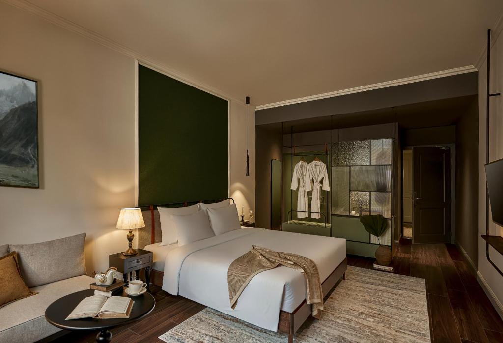 Giường trong phòng chung tại Signature by M Village Danang Heritage, A modern luxury stay
