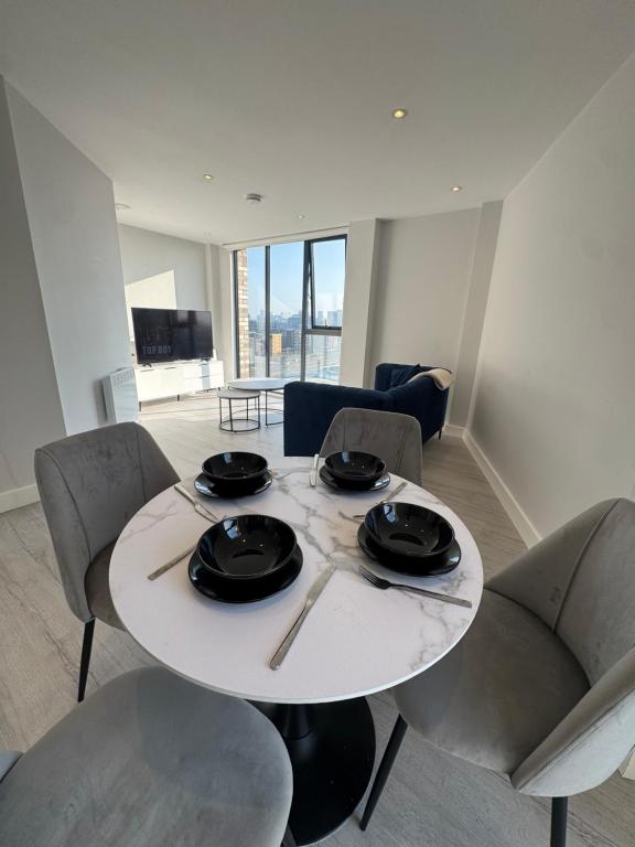 マンチェスターにあるLuxury 2 bedroomsの白いテーブルと椅子のあるダイニングルーム