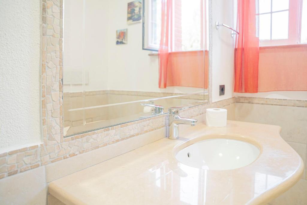 Łazienka w obiekcie 065 - VILLA LETIZIA, Elegante 2 PISCINA e Natura, 10 minuti da MARE e SPIAGGIE
