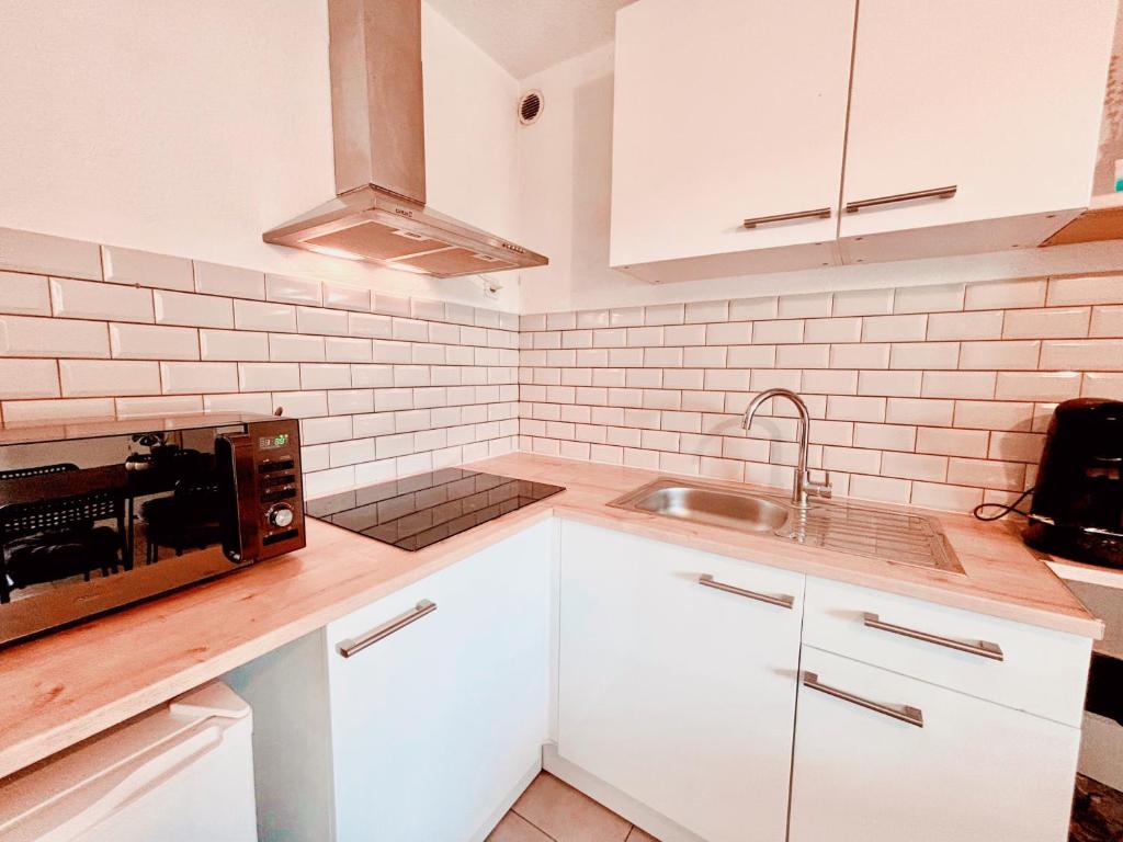 Kuchyňa alebo kuchynka v ubytovaní Appartement calme avec jardin privatif - 3 -