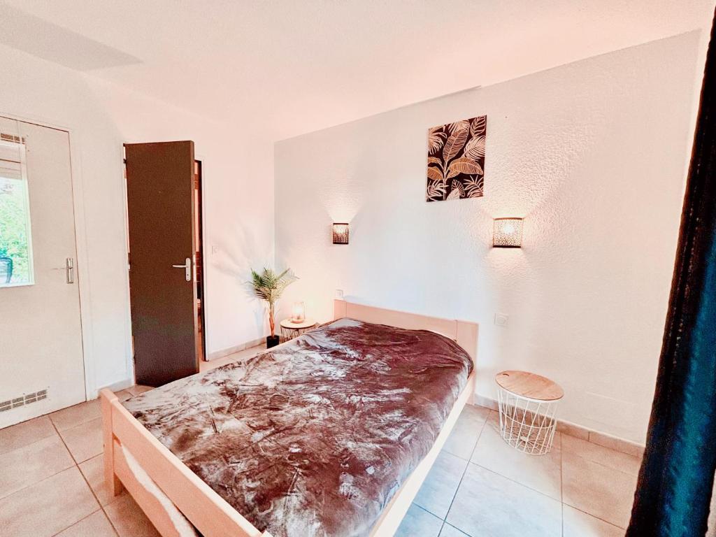 Posteľ alebo postele v izbe v ubytovaní Appartement calme avec jardin privatif - 3 -