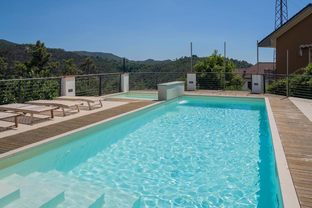 basen z drewnianym tarasem w obiekcie 065 - VILLA LETIZIA, Elegante 2 PISCINA e Natura, 10 minuti da MARE e SPIAGGIE w mieście Casarza Ligure