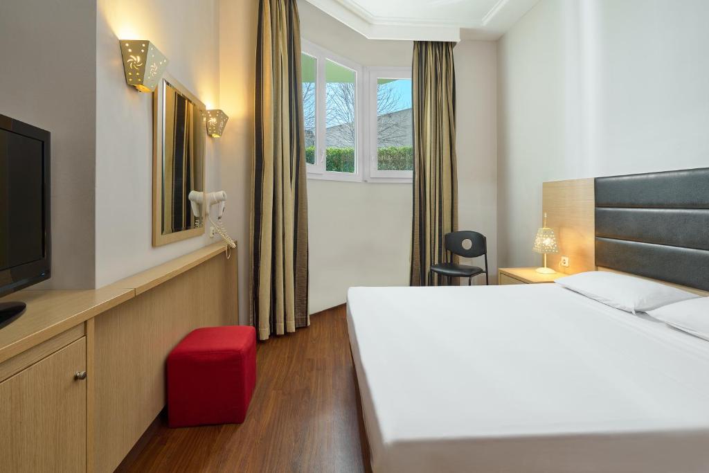Postel nebo postele na pokoji v ubytování Iris Hotel