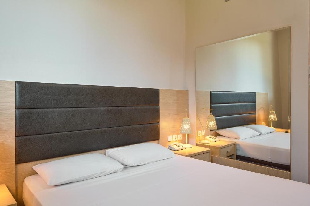 Postel nebo postele na pokoji v ubytování Iris Hotel