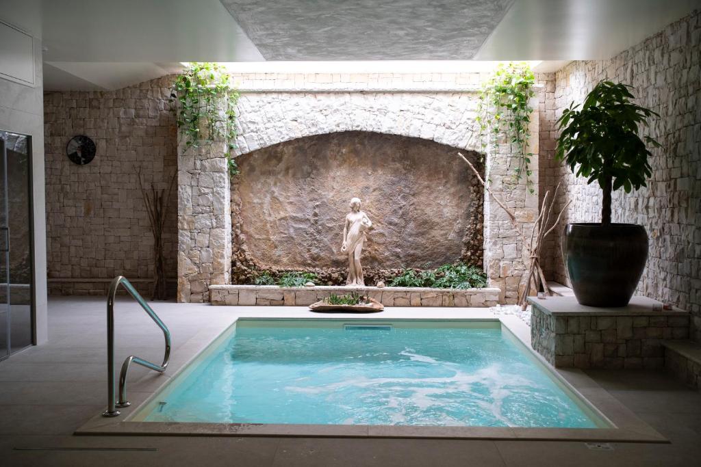 Bazén v ubytování Pietra Viva Suite e Relax nebo v jeho okolí