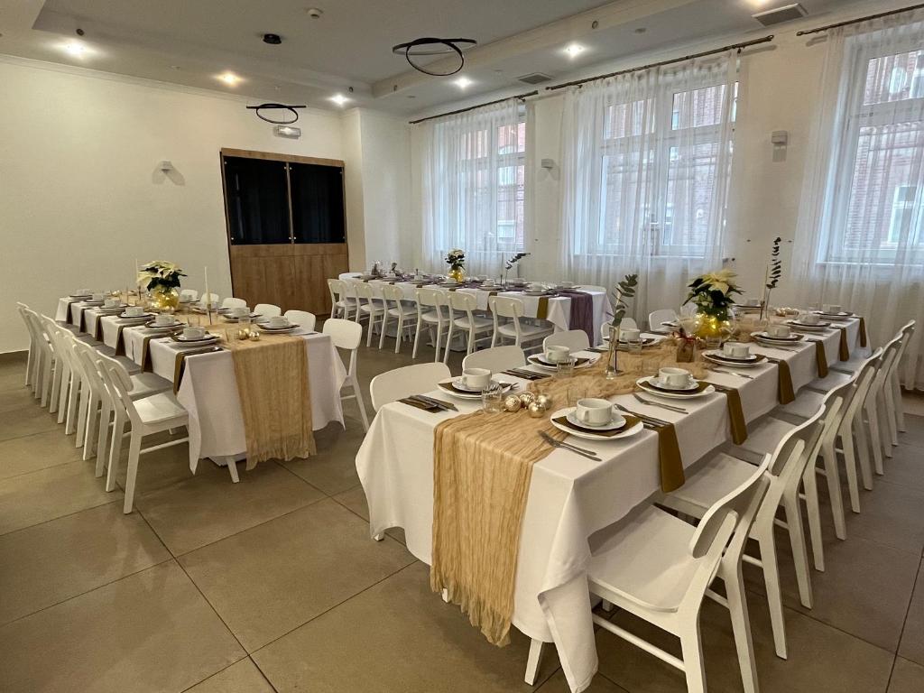 Reštaurácia alebo iné gastronomické zariadenie v ubytovaní Hotel Dom Polonii