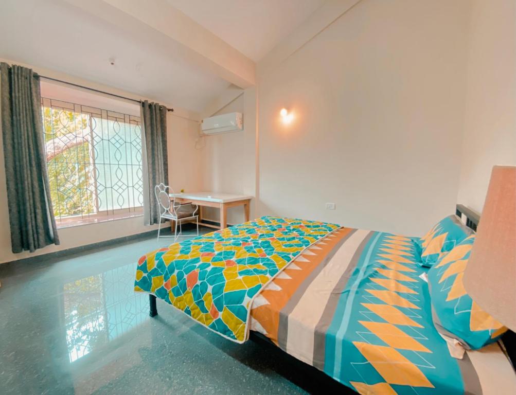Postel nebo postele na pokoji v ubytování Gamma 2BHK at Neo Villas by Goaround Homes